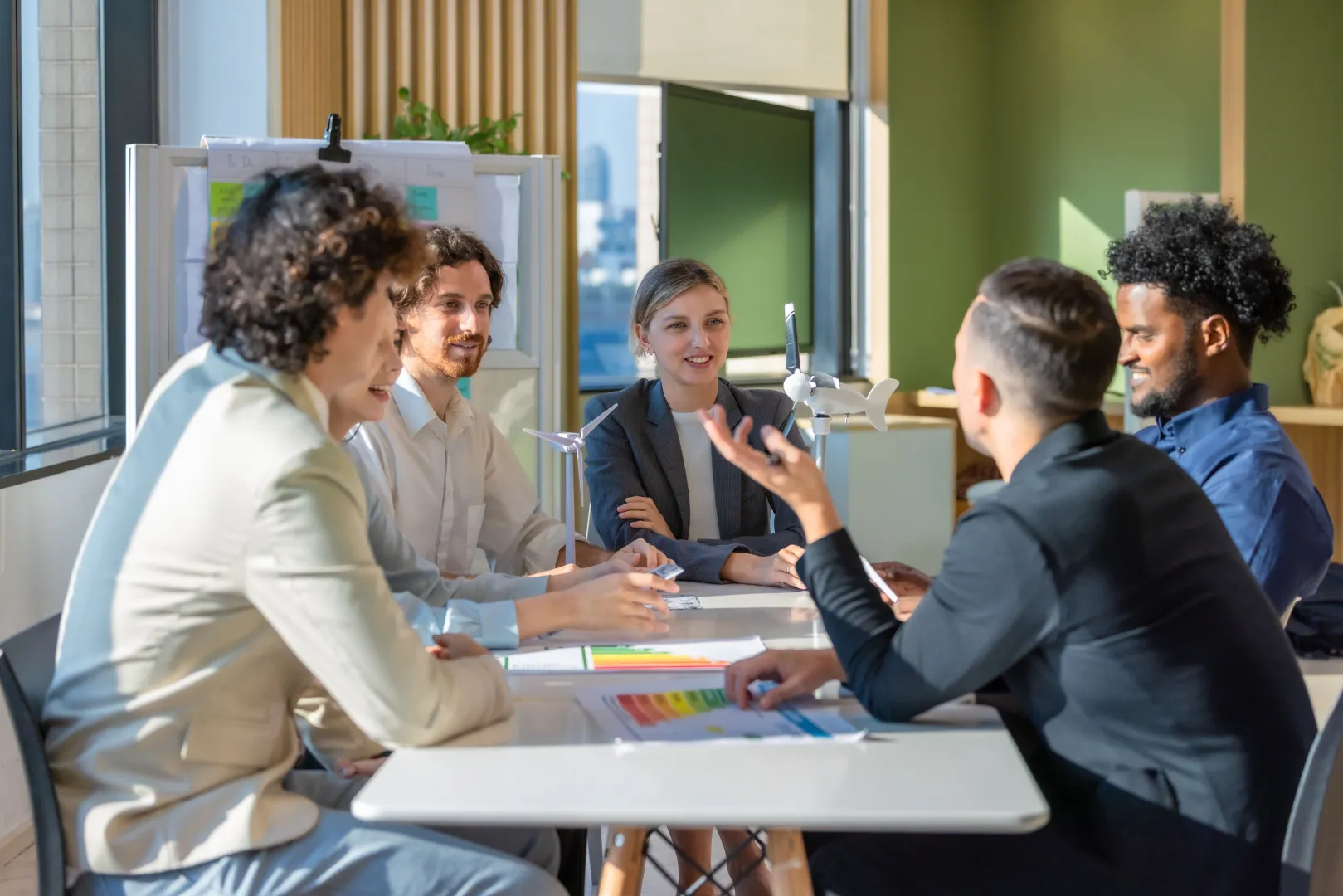 Equipo multidisciplinar trabajando en un proyecto, colaborando en el desarrollo de un prototipo.