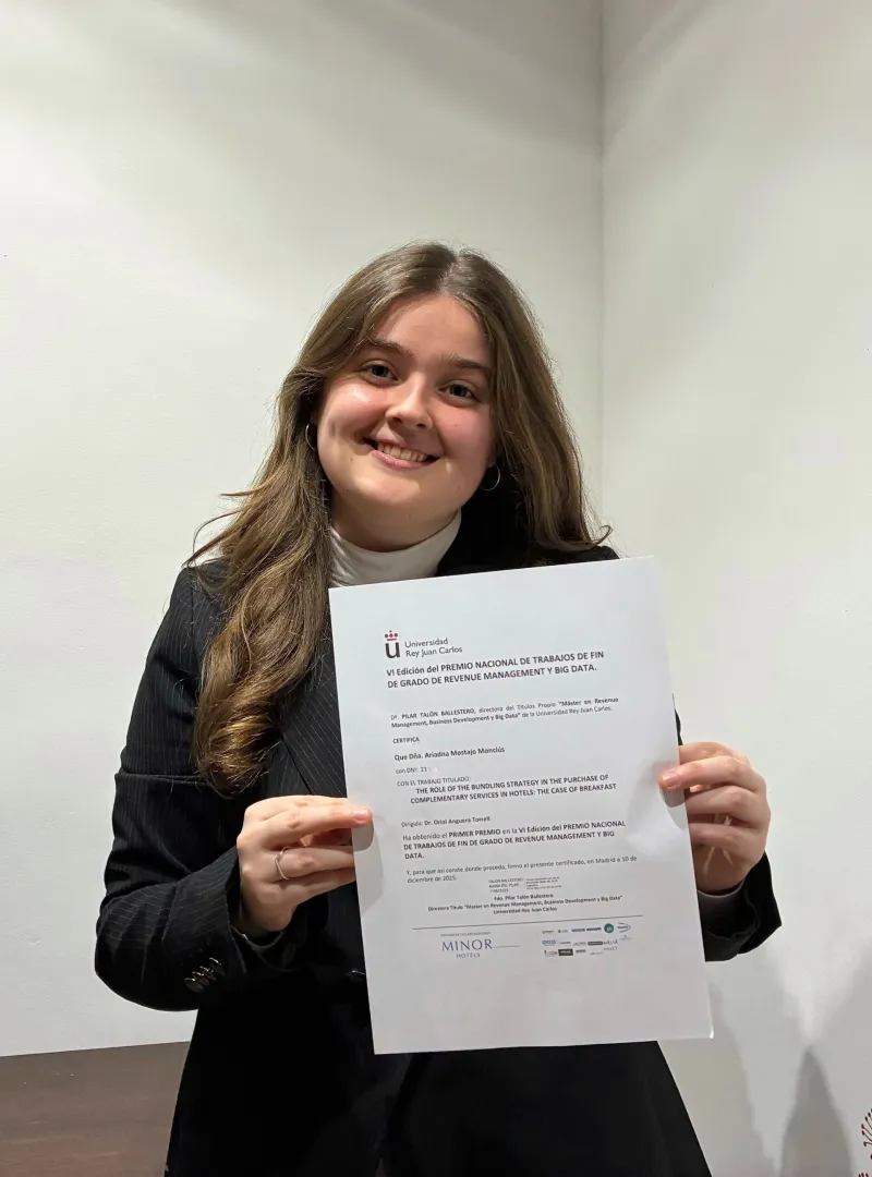 Ariadna Mostajo posa con el premio certificado