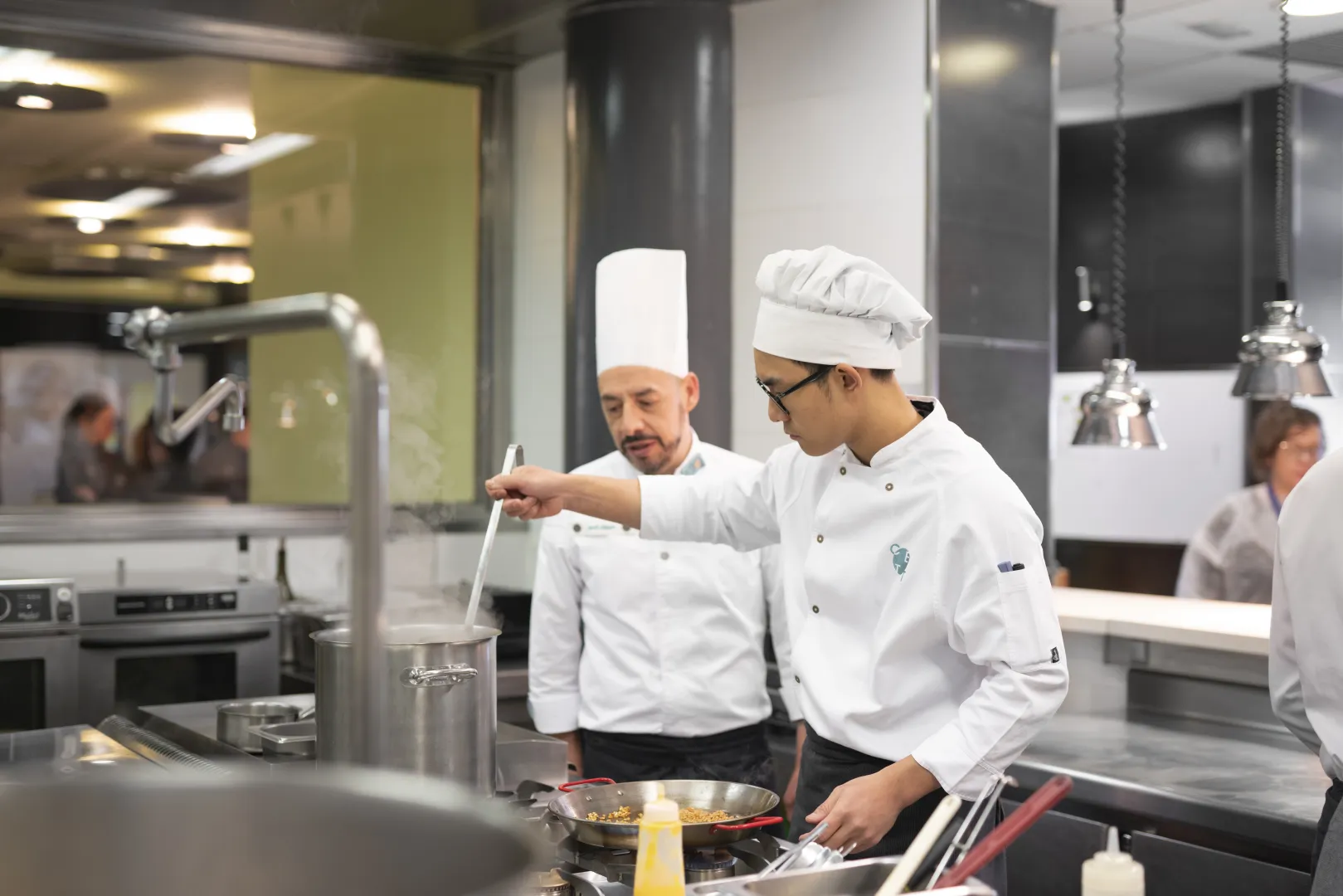 Alumno de cocina del CETT durante una clase