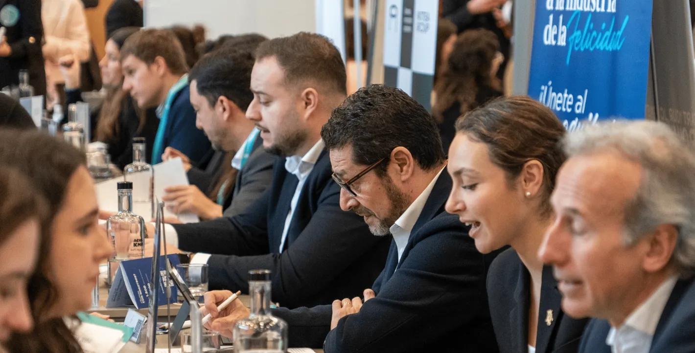 Personas en diferentes entrevistas de trabajo