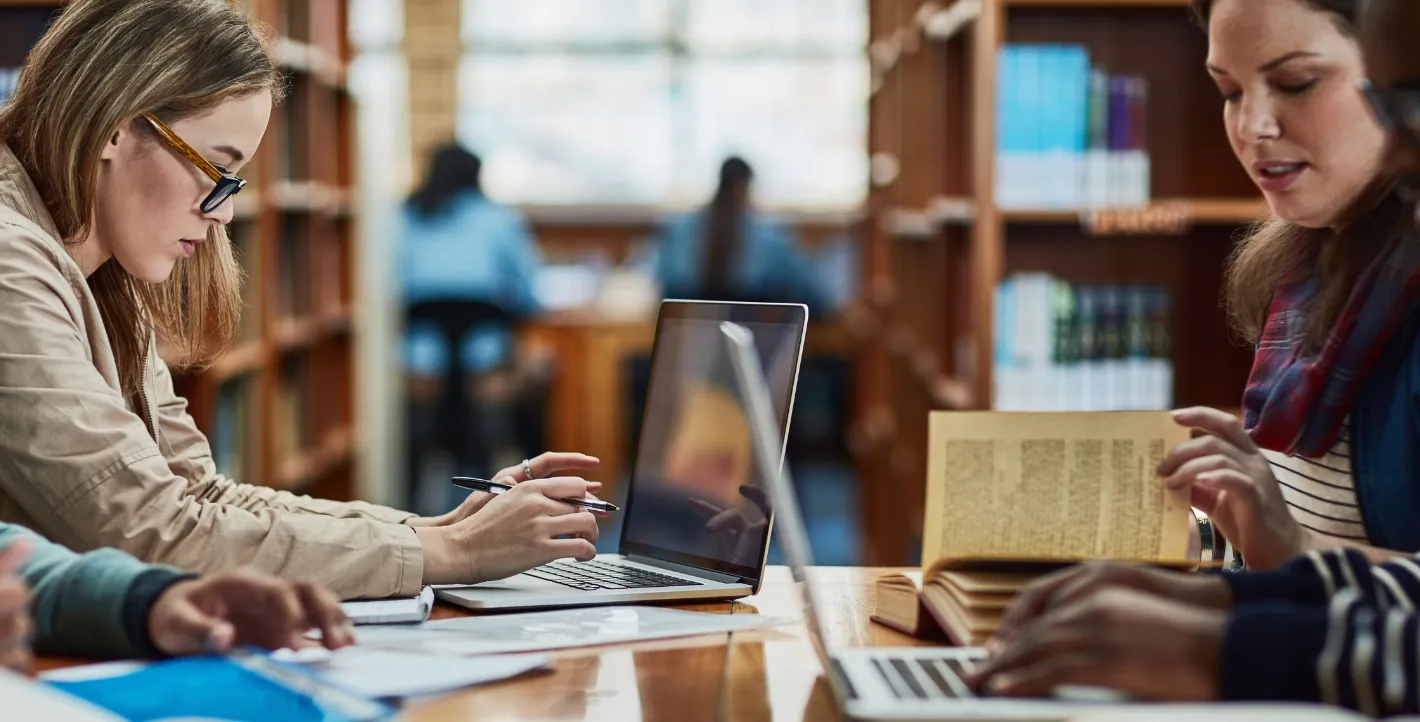 Dos personas en una mesa investigando