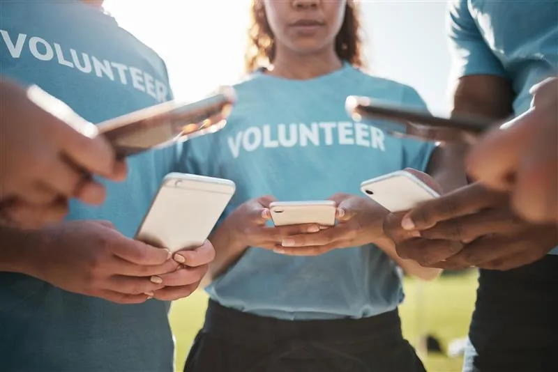 tres personas en primer plano con teléfonos