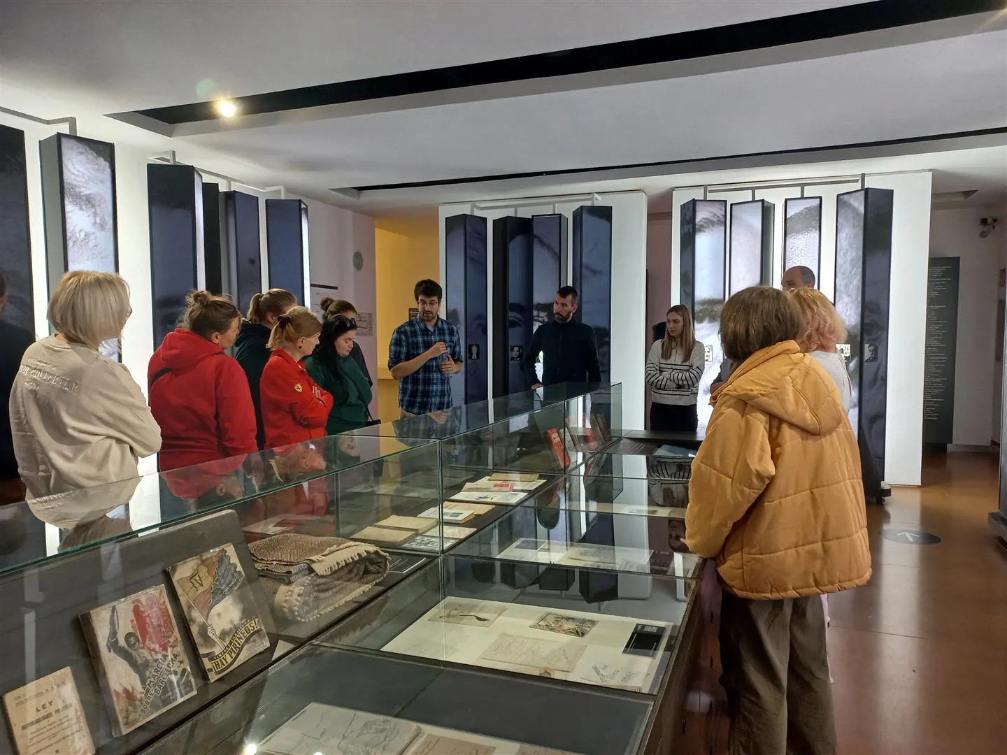 grupo de personas hablando