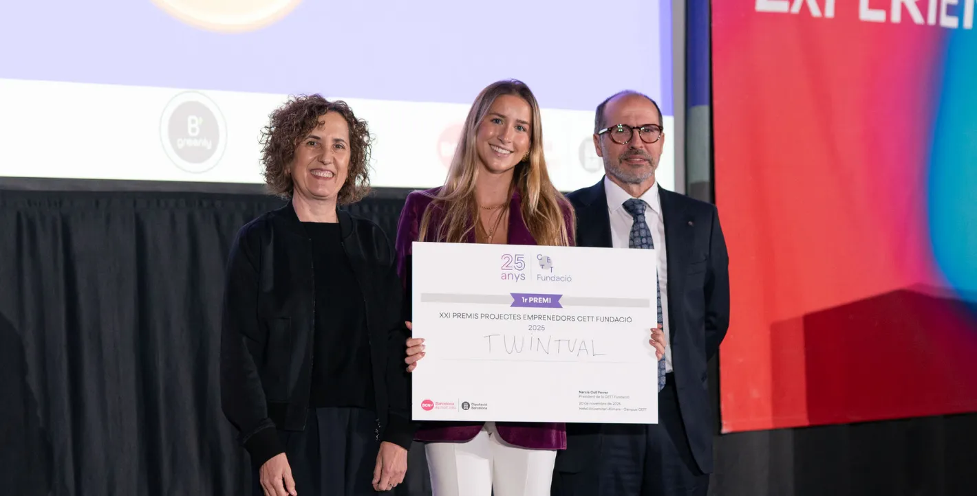 Persona recogiendo un premio