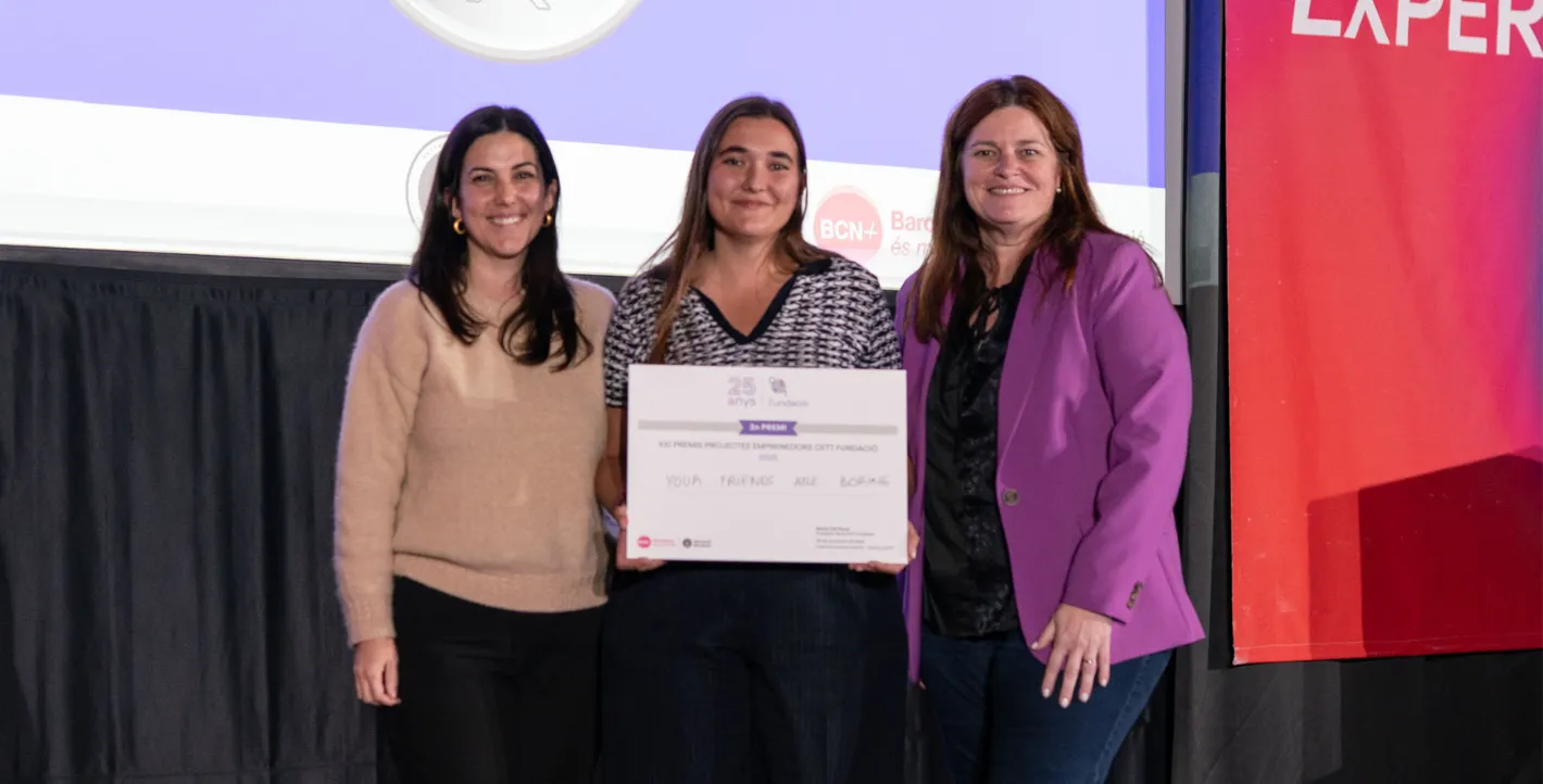 Persona recogiendo un premio