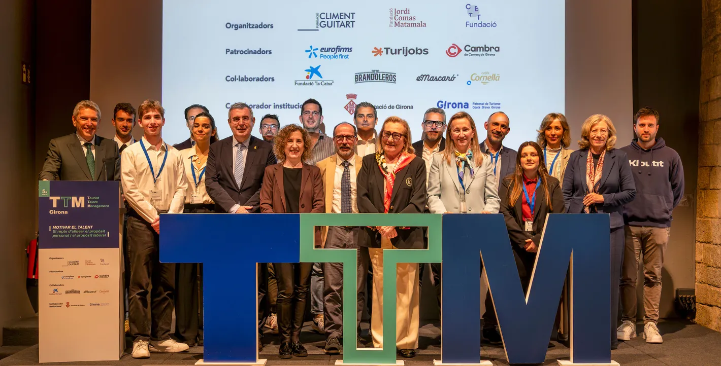 grupo de personas posando en el escenario