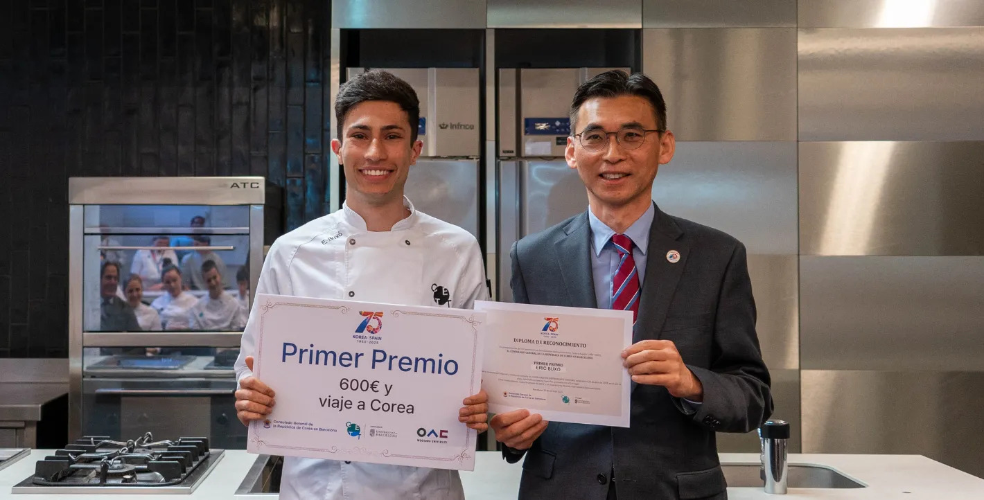 Eric Buxó recibe el diploma junto al consul de Corea